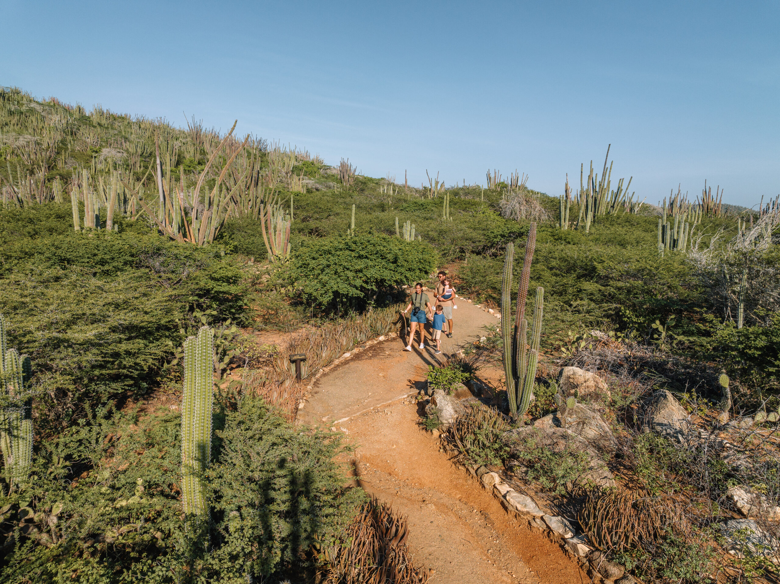 Familie aan het hiken in Parke Arikok Aruba