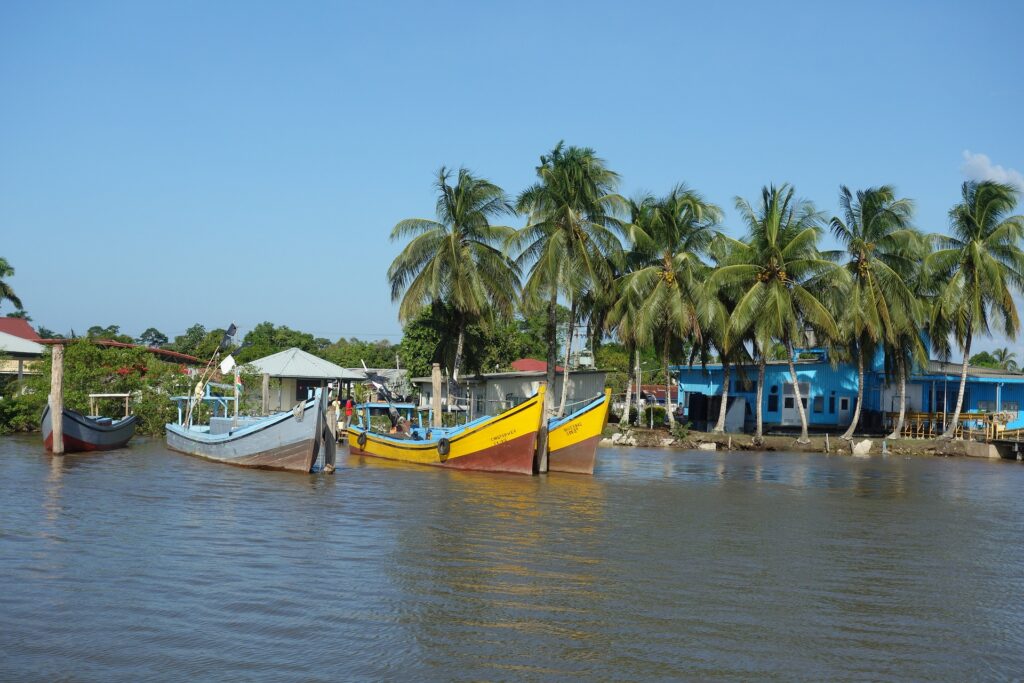 Boten op de Suriname rivier