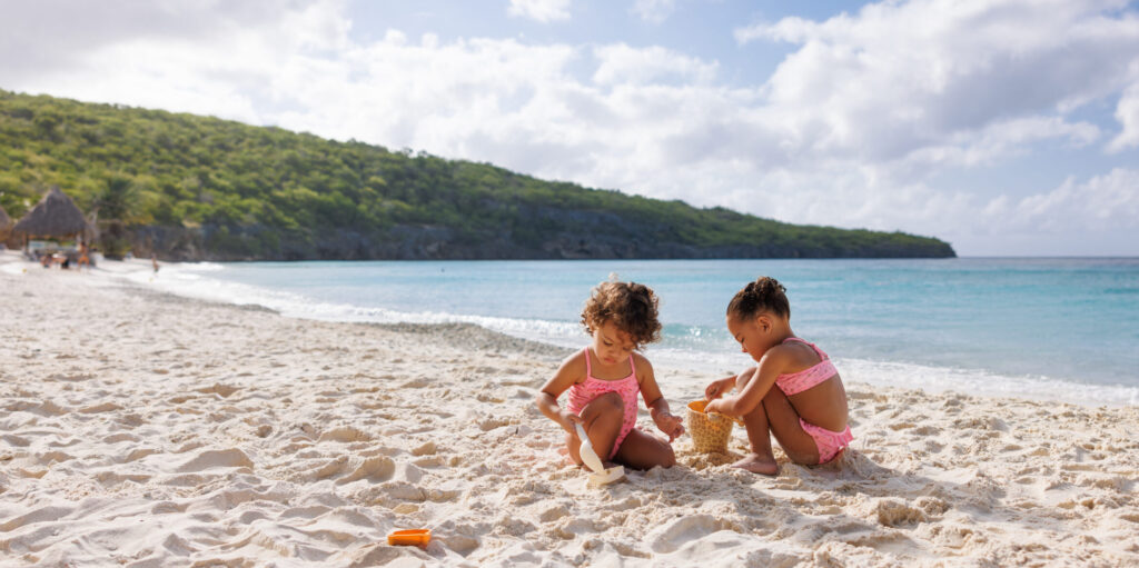 Curacao Kinderen vakantie kids spelen zee strand kids spelen