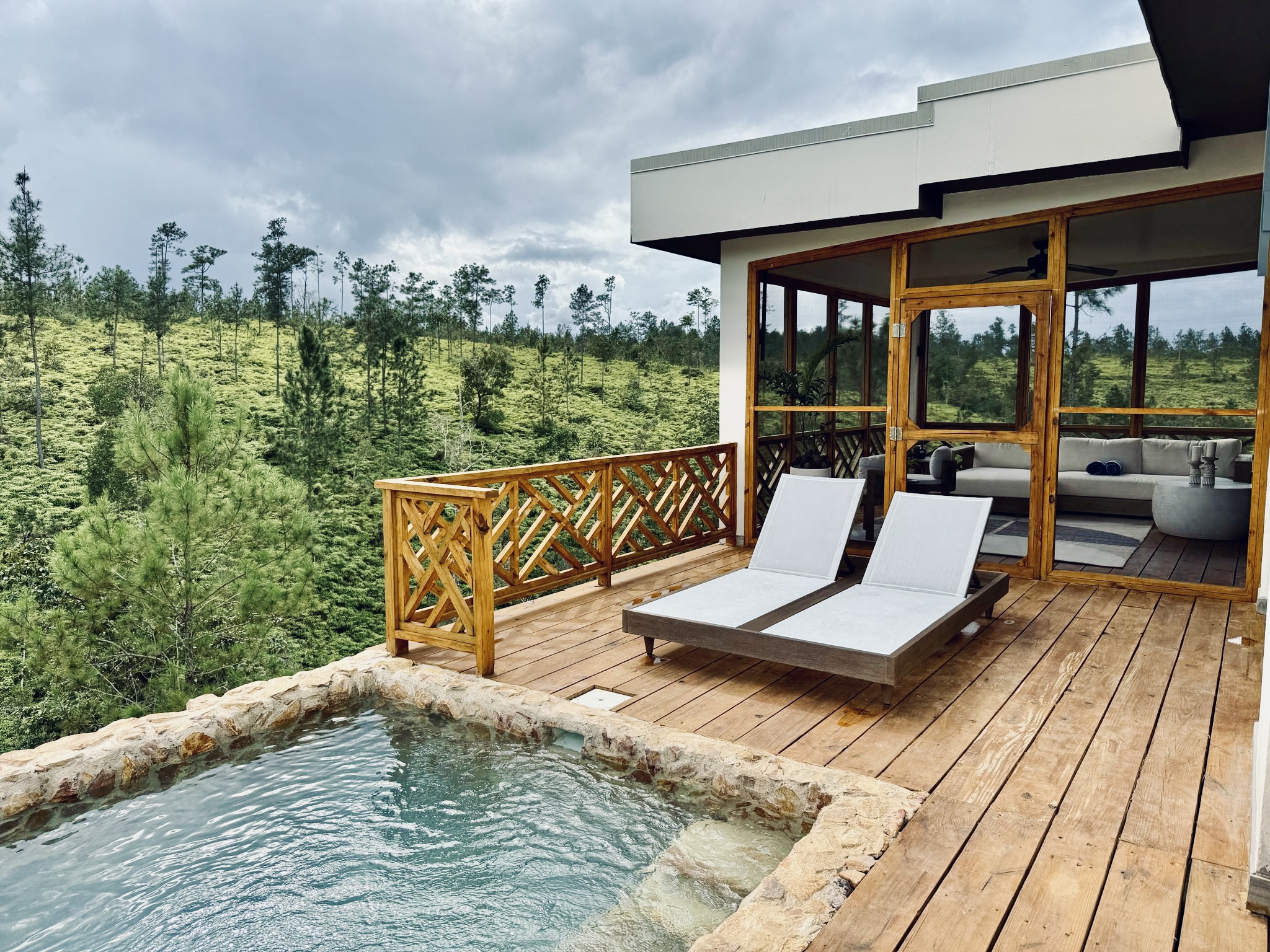 Hidden valley Belize, uitzicht kamer, slaapkamer, zwembad met ligbedden
