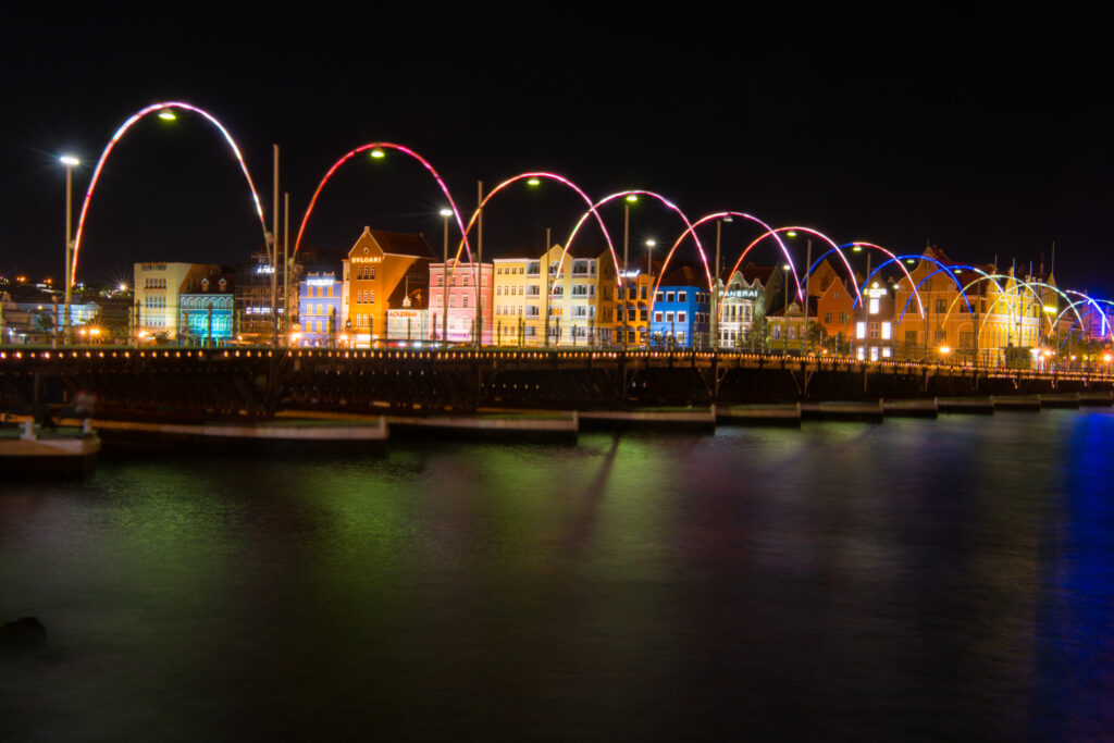 Curacao pontjes brug verlicht avond