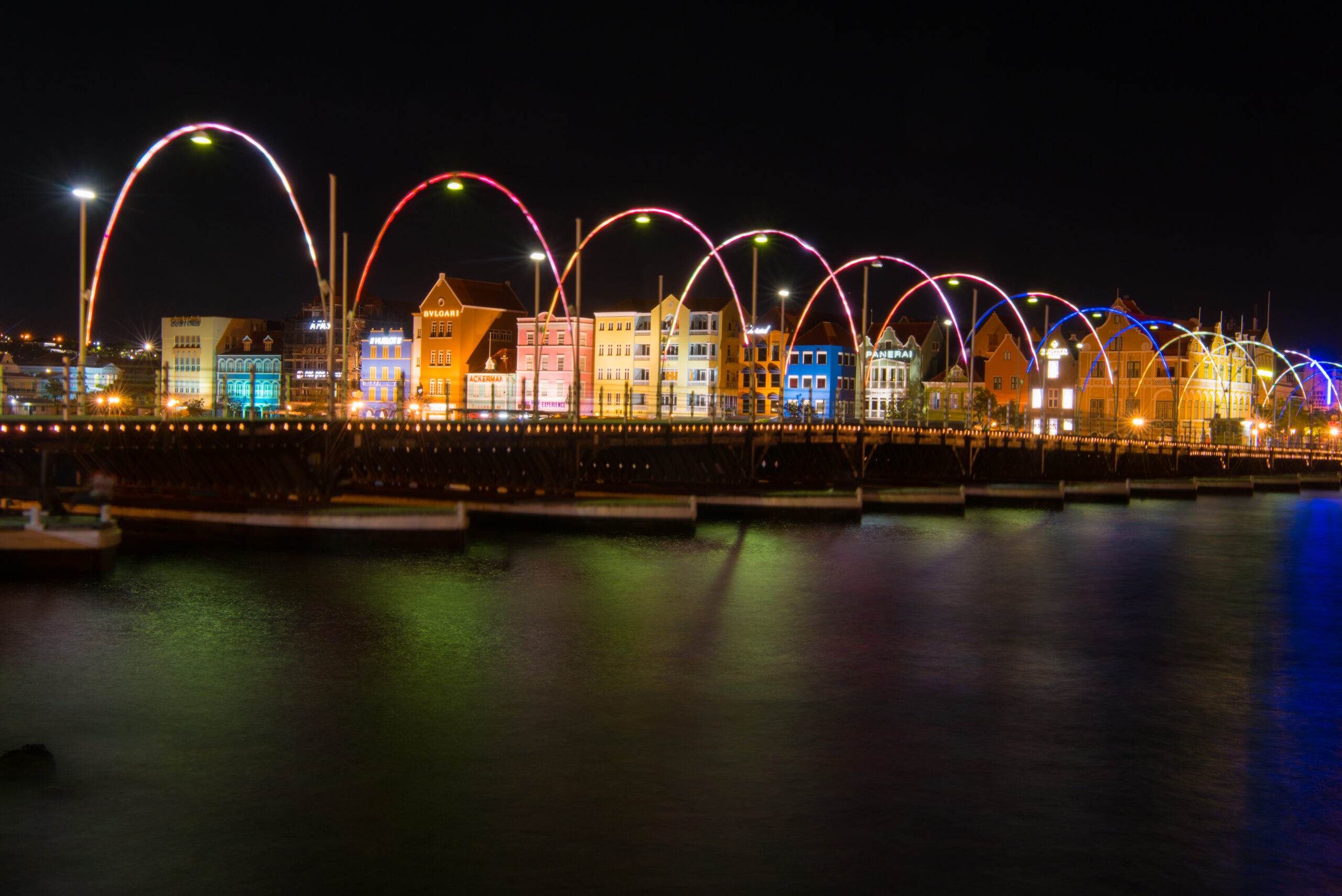 Curacao pontjes brug verlicht avond