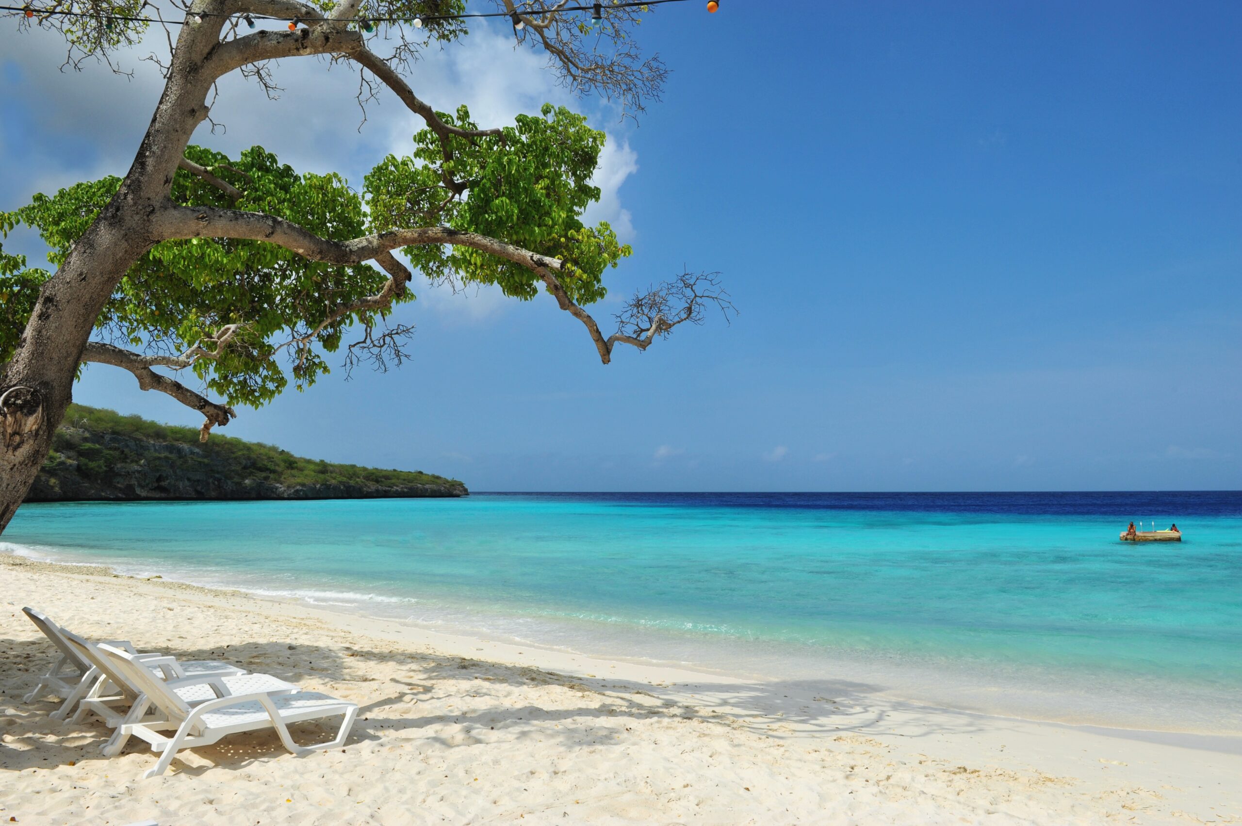 strand casabou curacao, blauwe zee, wit strand