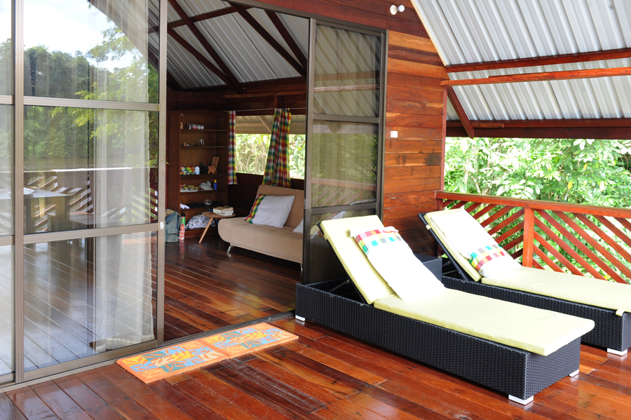 Accommodatie Suriname, Danpaati, slaapkamer met ligbedden en terras