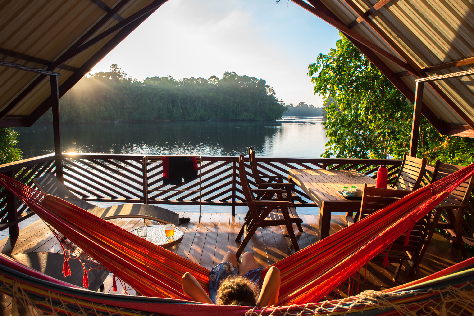 Accommodatie Suriname, Danpaati, balkon uitzicht rivier