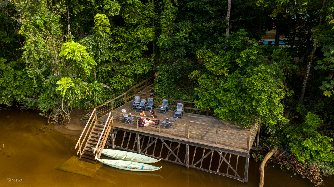 Accommodatie Suriname, Danpaati, balkon uitzicht rivier, rivierdek, kano