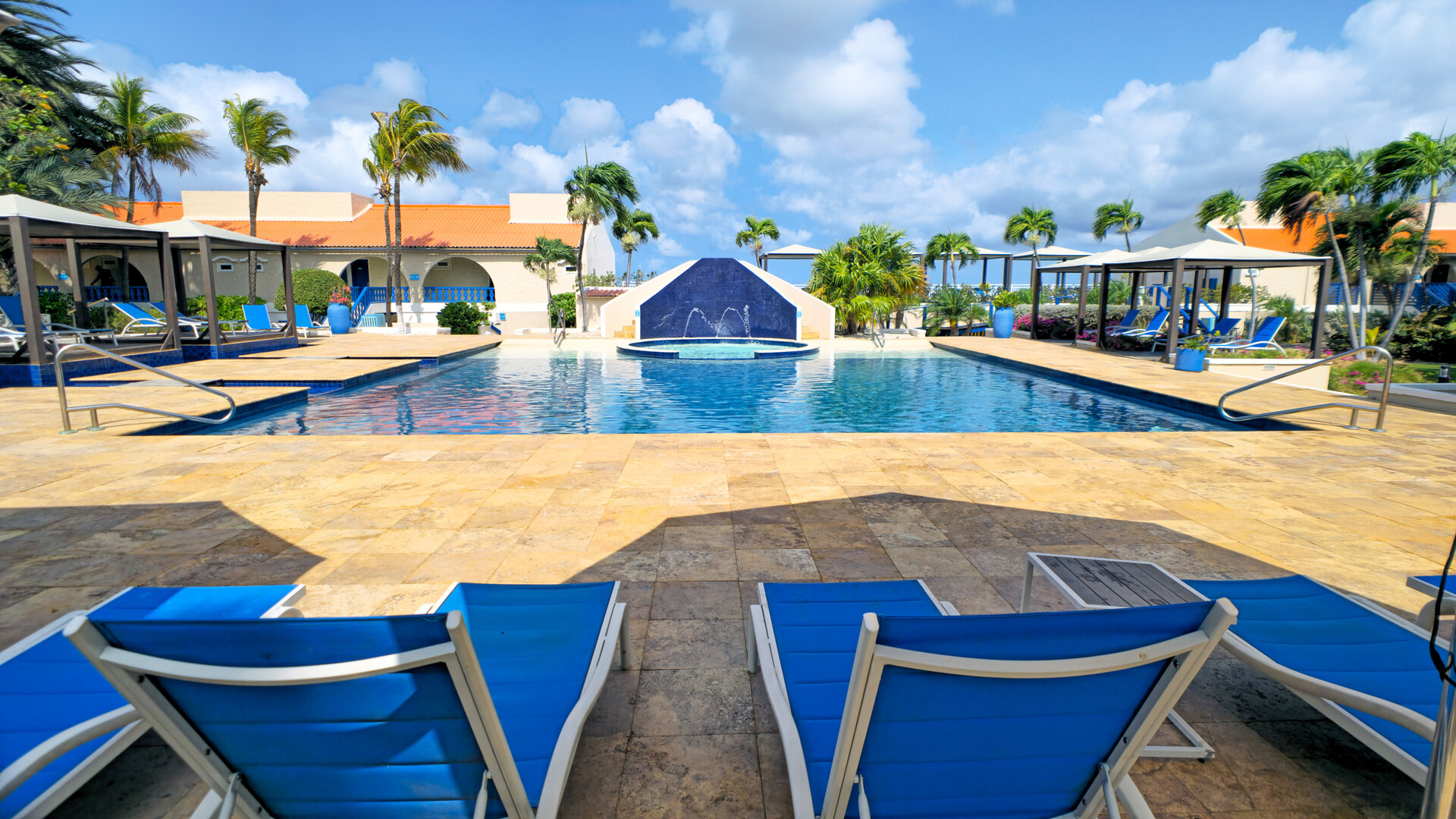 Divi Flamingo Bonaire Beach Resort en Casino, zwembad met zeezicht en ligbedden