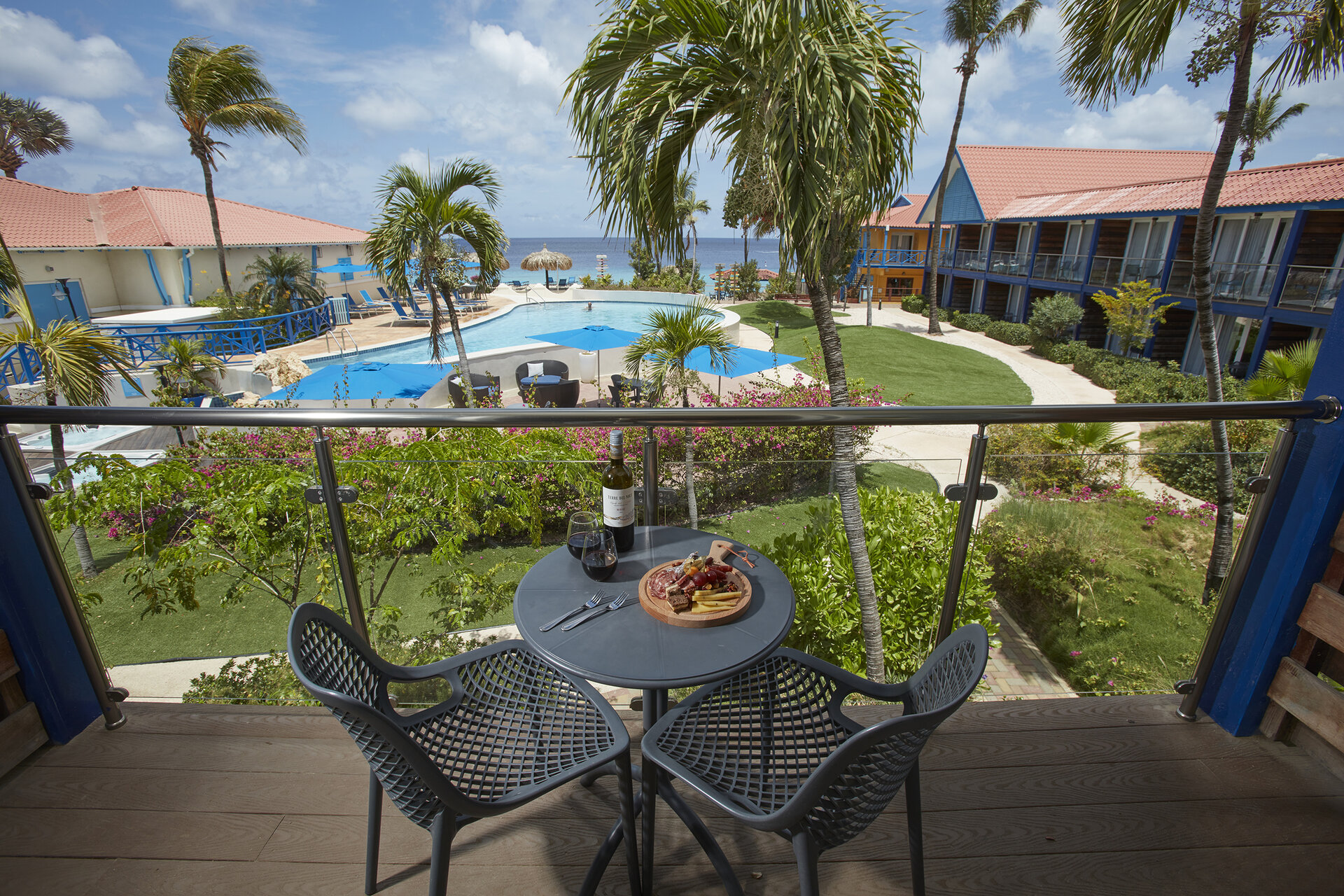 Divi Flamingo Bonaire Beach Resort en Casino, terras met zwembad en zeezicht