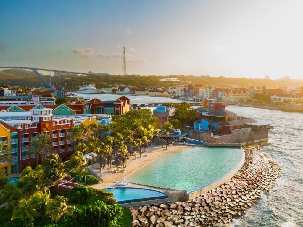 Renaissance Wind Creek Curacao Resort Willemstad Strand Beach Zee ininity Pool