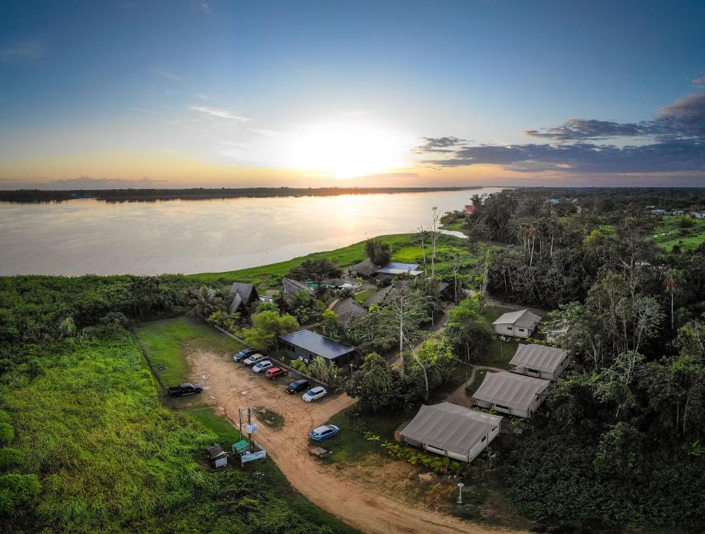 Suriname Houttuyn River Resort Rivier uitzicht kleinschalig luxe
