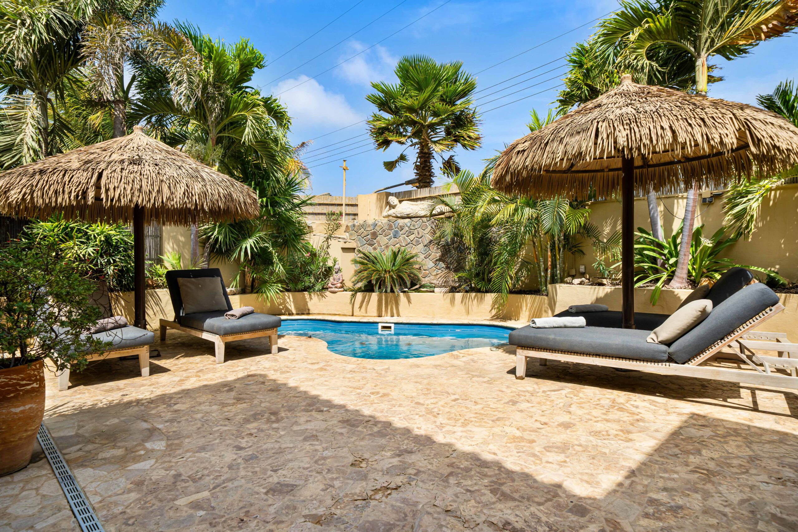 Bamboo Bonaire, accommodatie, kleinschalig, zwembad met ligbedden