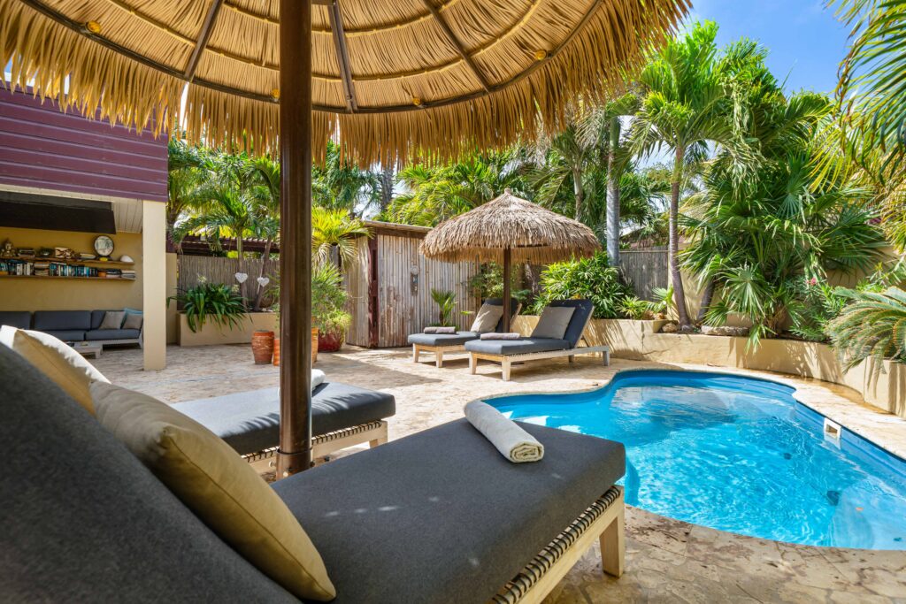 Bamboo Bonaire, accommodatie, kleinschalig, zwembad met ligbedden
