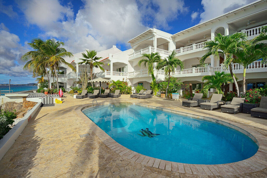 Belmar Oceanfront Apartments Bonaire, zwembad met uitzicht op zee