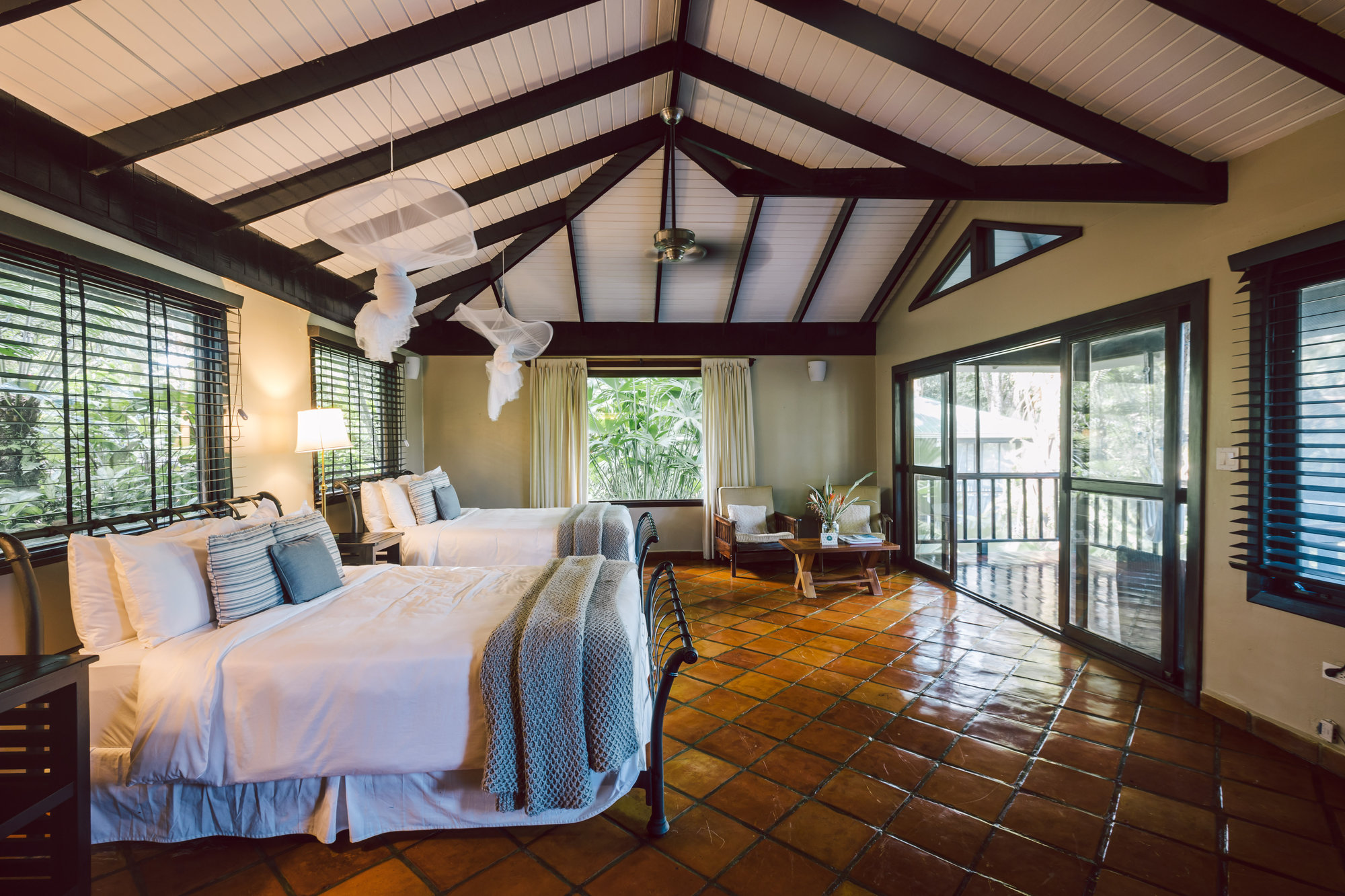 Copal Tree Lodge Belize accommodatie woonkamer en slaapkamer