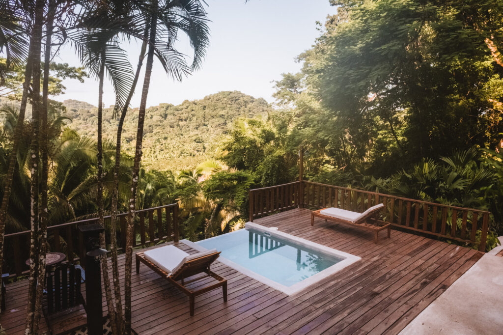 Copal Tree Lodge Belize accommodatie infinity zwembad jungle met ligbedden