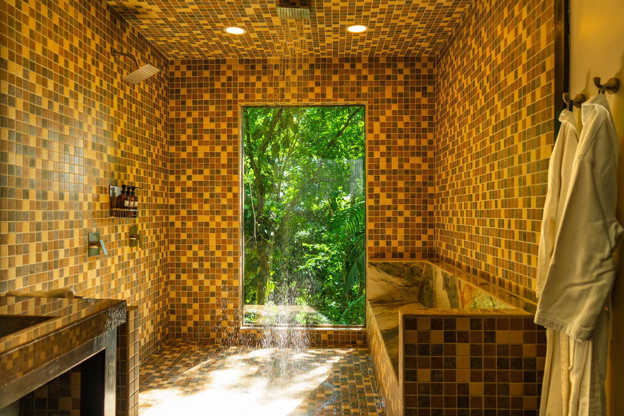 Copal Tree Lodge Belize accommodatie badkamer regendouche jungle