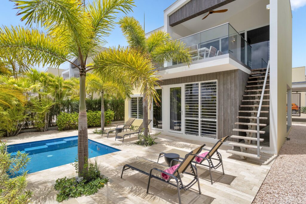 Delfins Recidenses Bonaire Villa Prive Huis Zwembad met ligbedden en terras