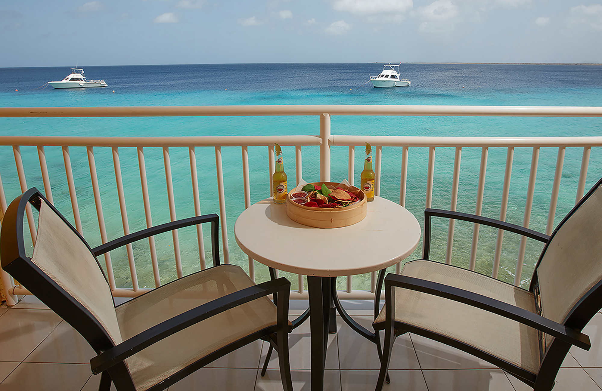 Divi Flamingo Bonaire Beach Resort en Casino, terras met zeezicht en ligbedden