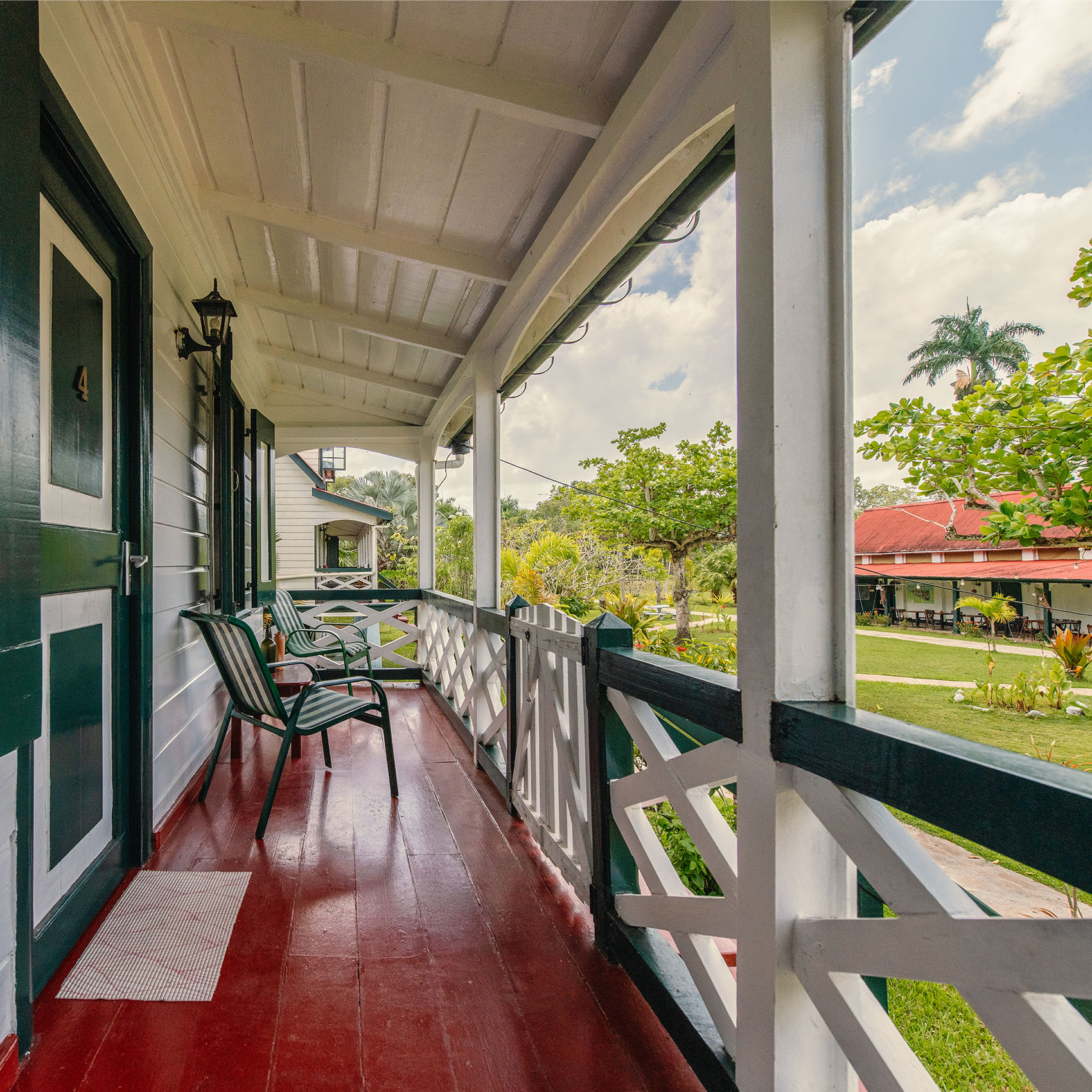 Accommodatie, Suriname, Frederiksdorp, former officers residence, balkon met uitzicht