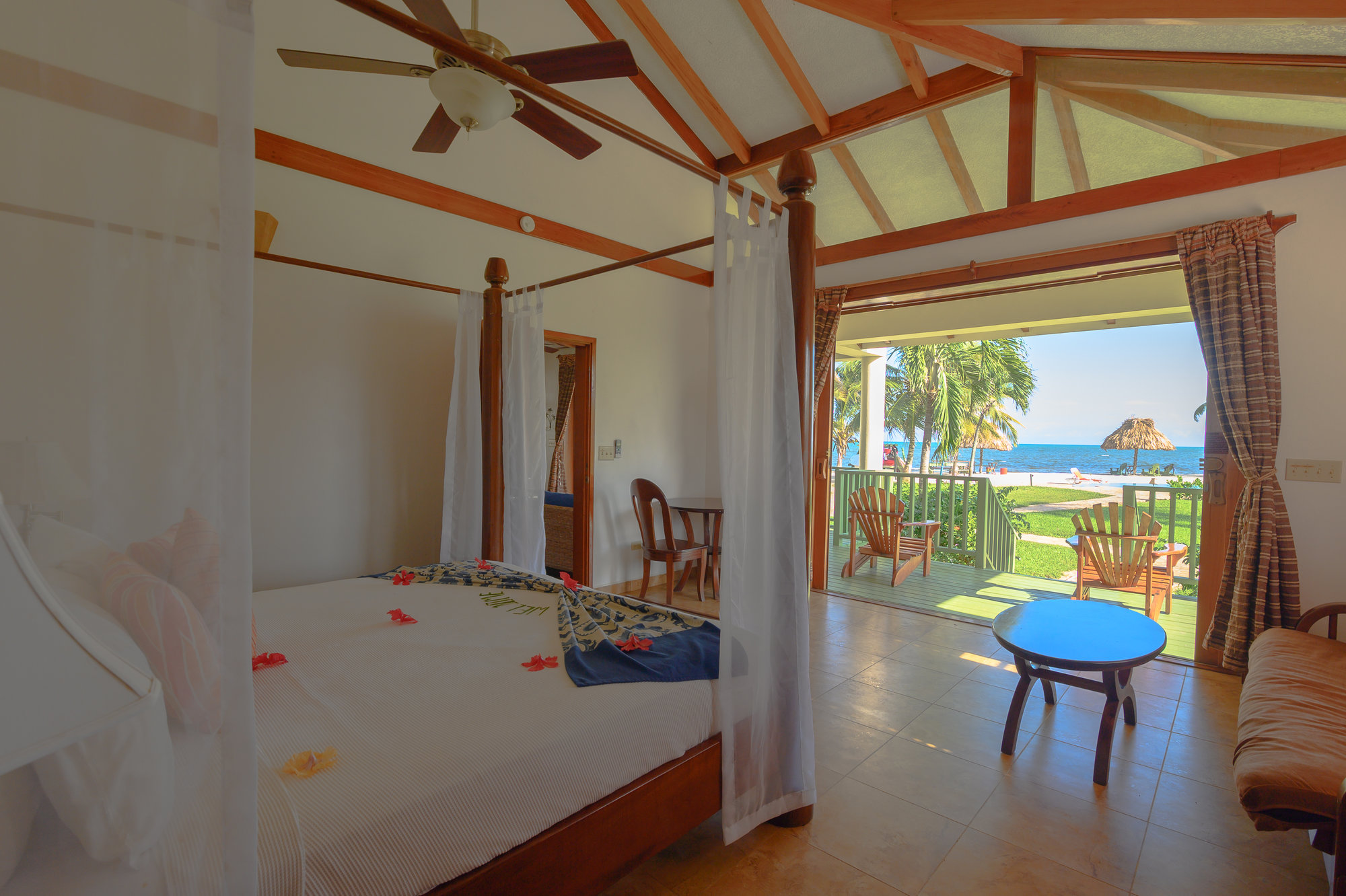 Hopkins Bay Resort Belize slaapkamer uitzicht op zee