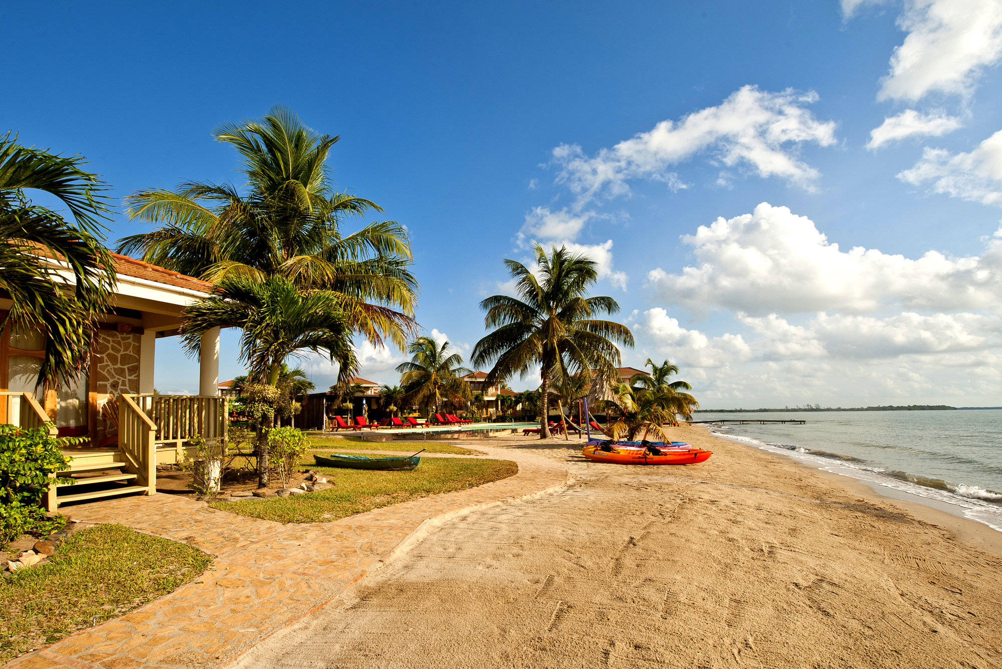 Hopkins Bay Resort Belize accommodatie strand, kano varen