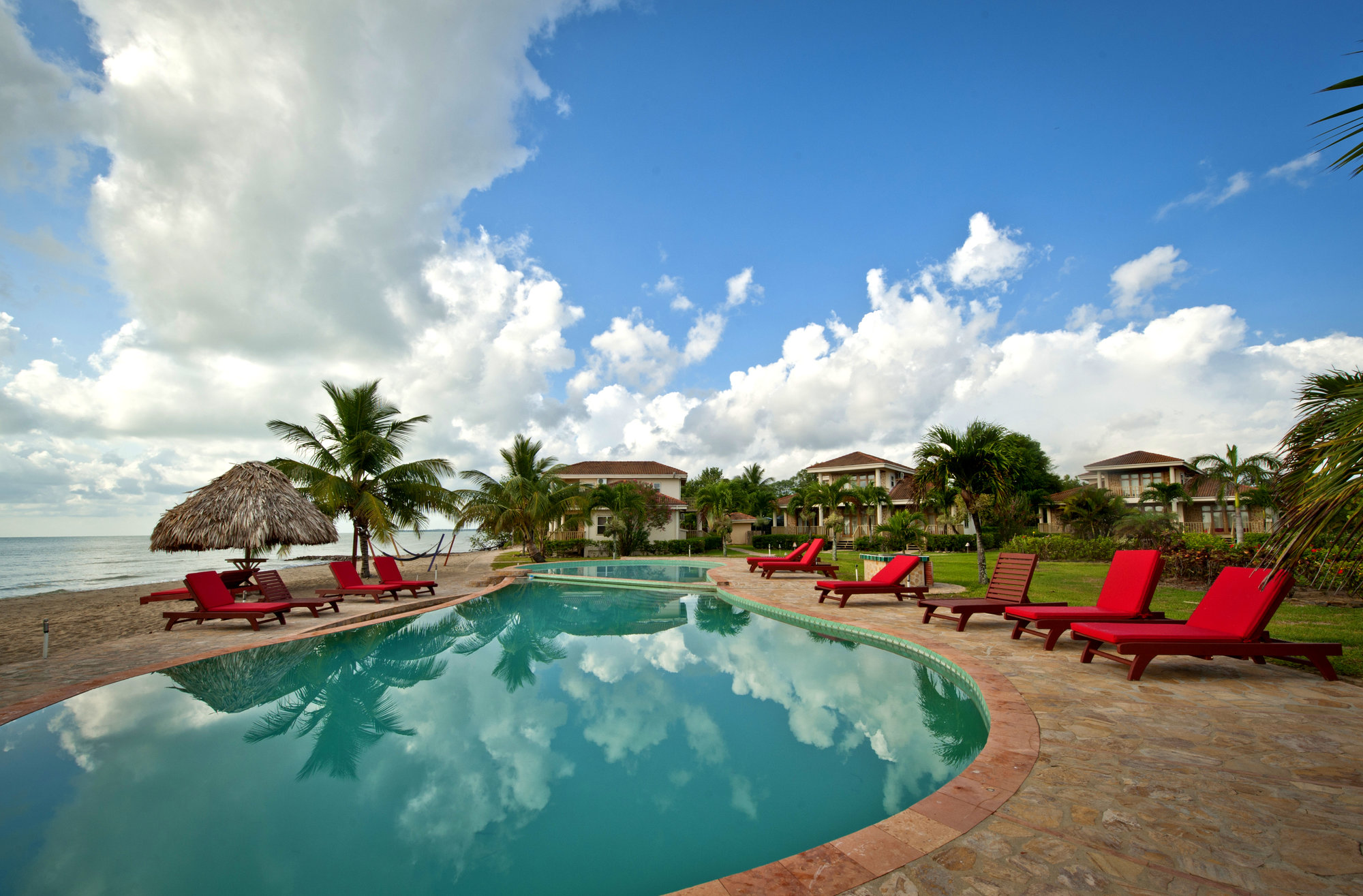 Hopkins Bay Resort Belize accommodatie zwembad met ligbedden