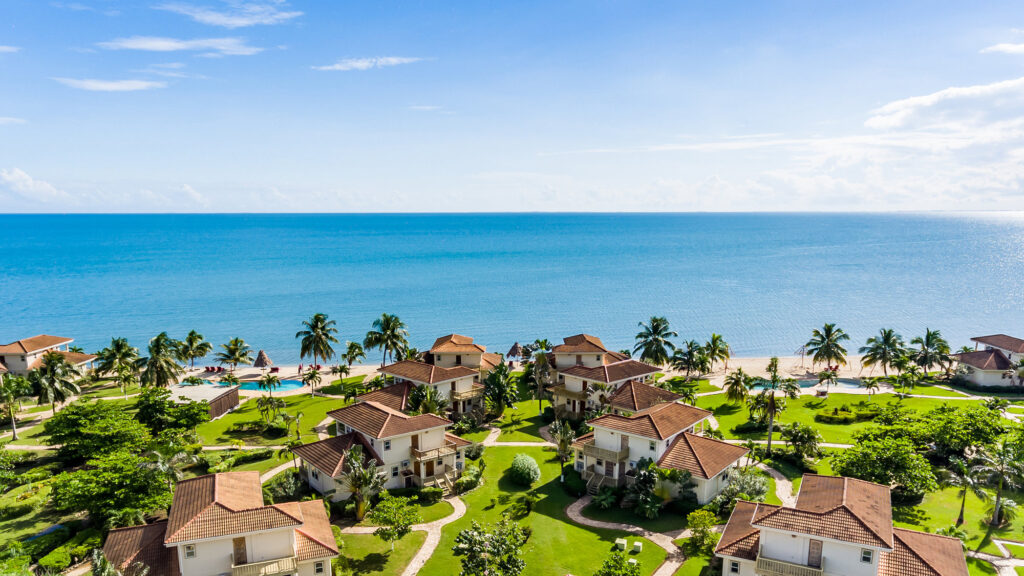 Hopkins Bay Resort Belize accommodatie zwembad met ligbedden aan zee
