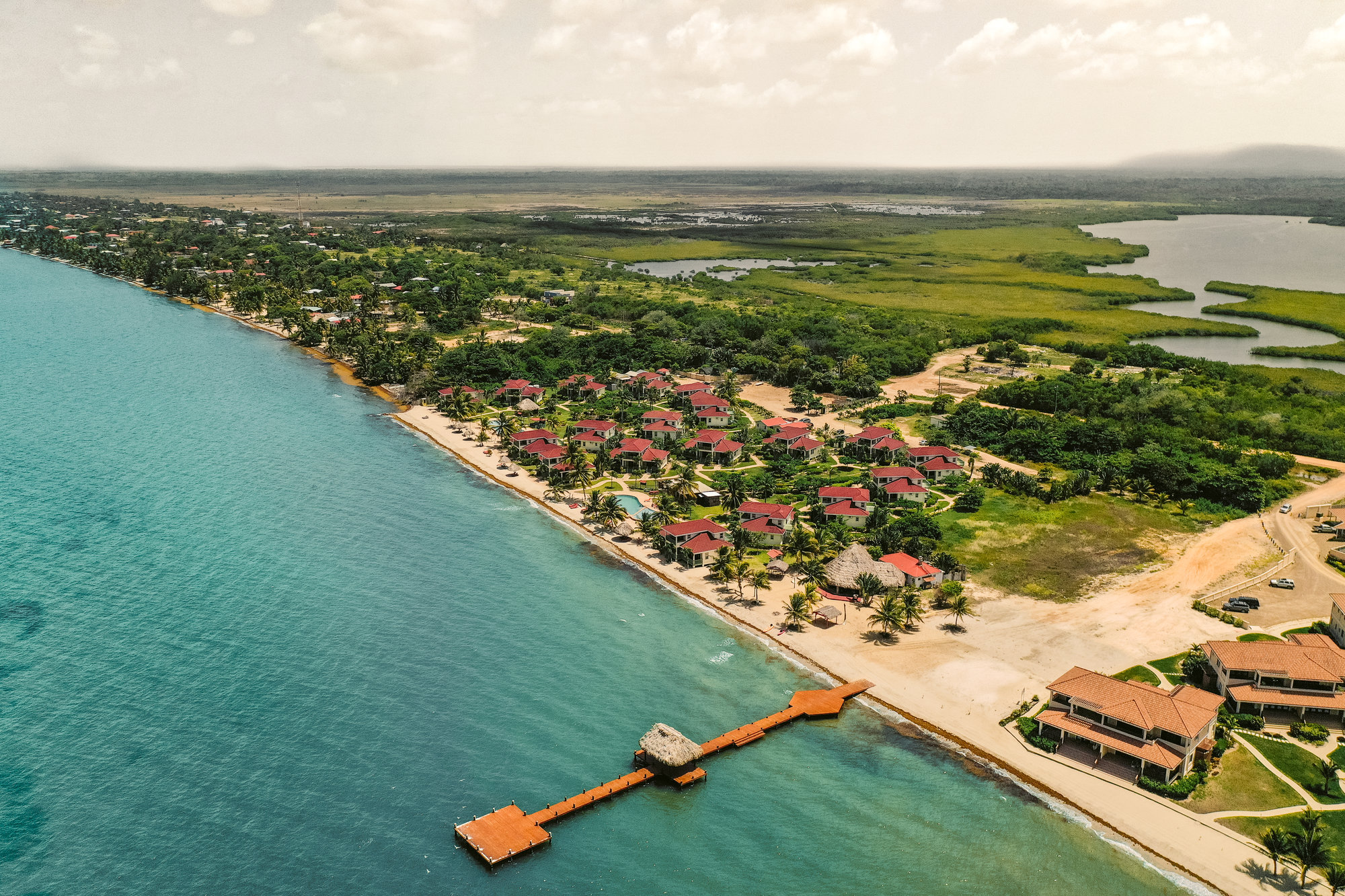 Hopkins Bay Resort Belize accommodatie zwembad met ligbedden aan zee