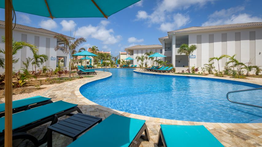 Habitat Bonaire Captain Don zwembad met ligbedden