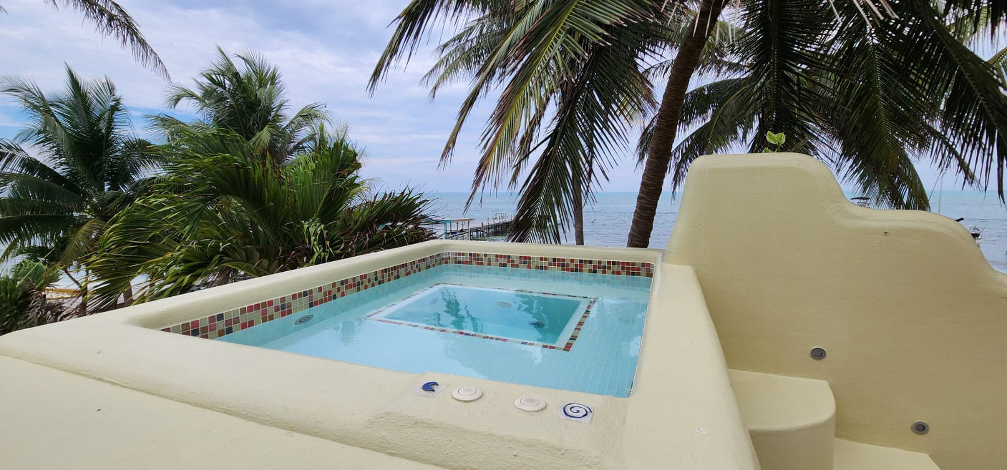 Seaside Cabanas, Belize accommodatie jacuzzi hot tub, uitzicht