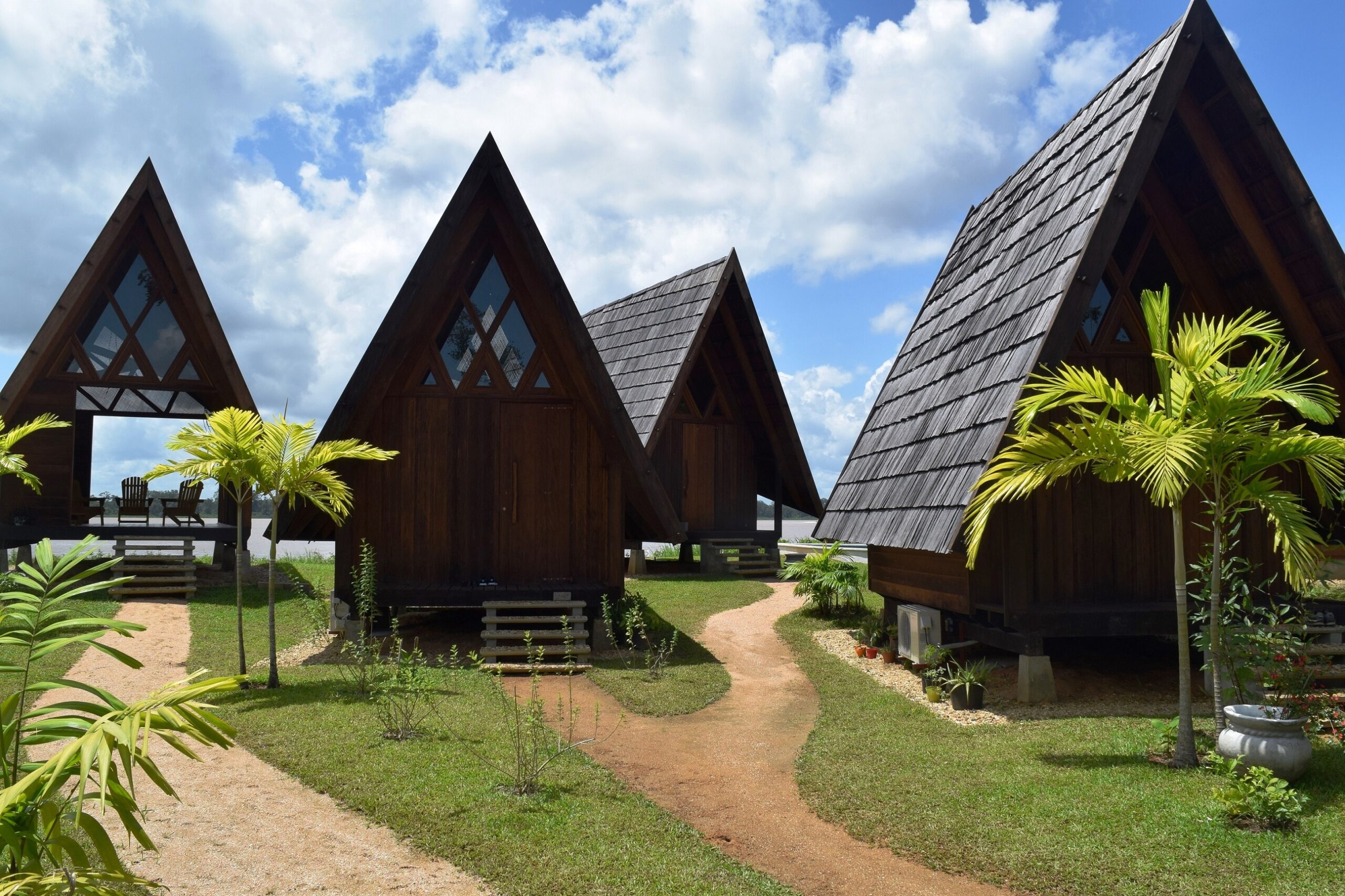 Houttuyn, accommodatie, Riverside suite, buitenaanzicht cabins