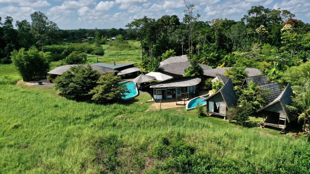 Houttuyn, accommodatie Suriname, bovenaanzicht met zwembad
