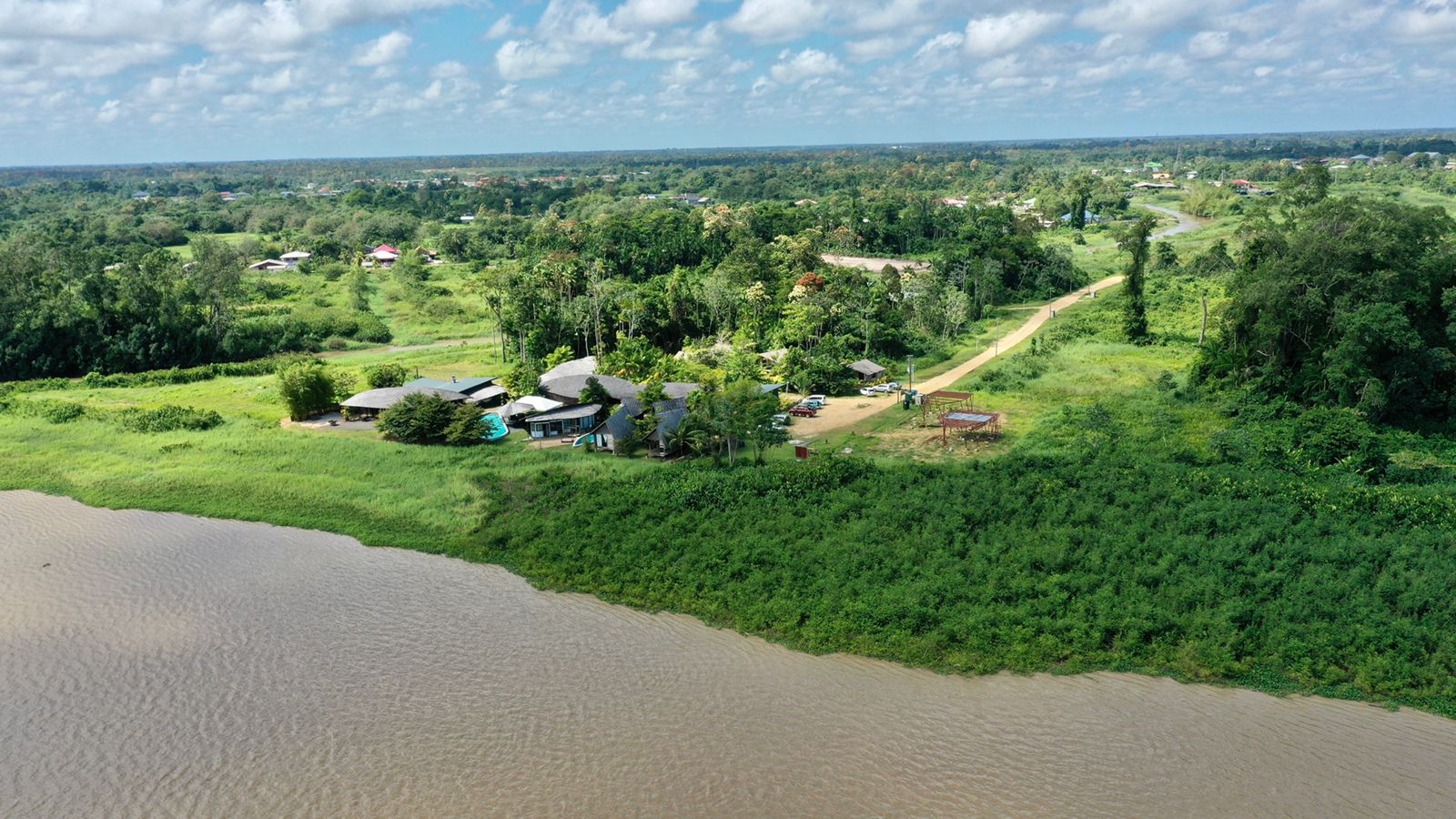 Houttuyn, accommodatie Suriname, bovenaanzicht met zwembad