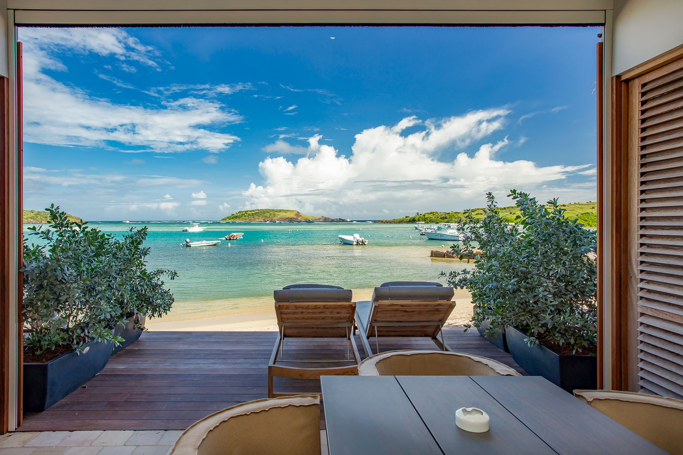Le Barthélemy St Barth Uitzicht Strand Beachbed Strandstoel Parasol Zee