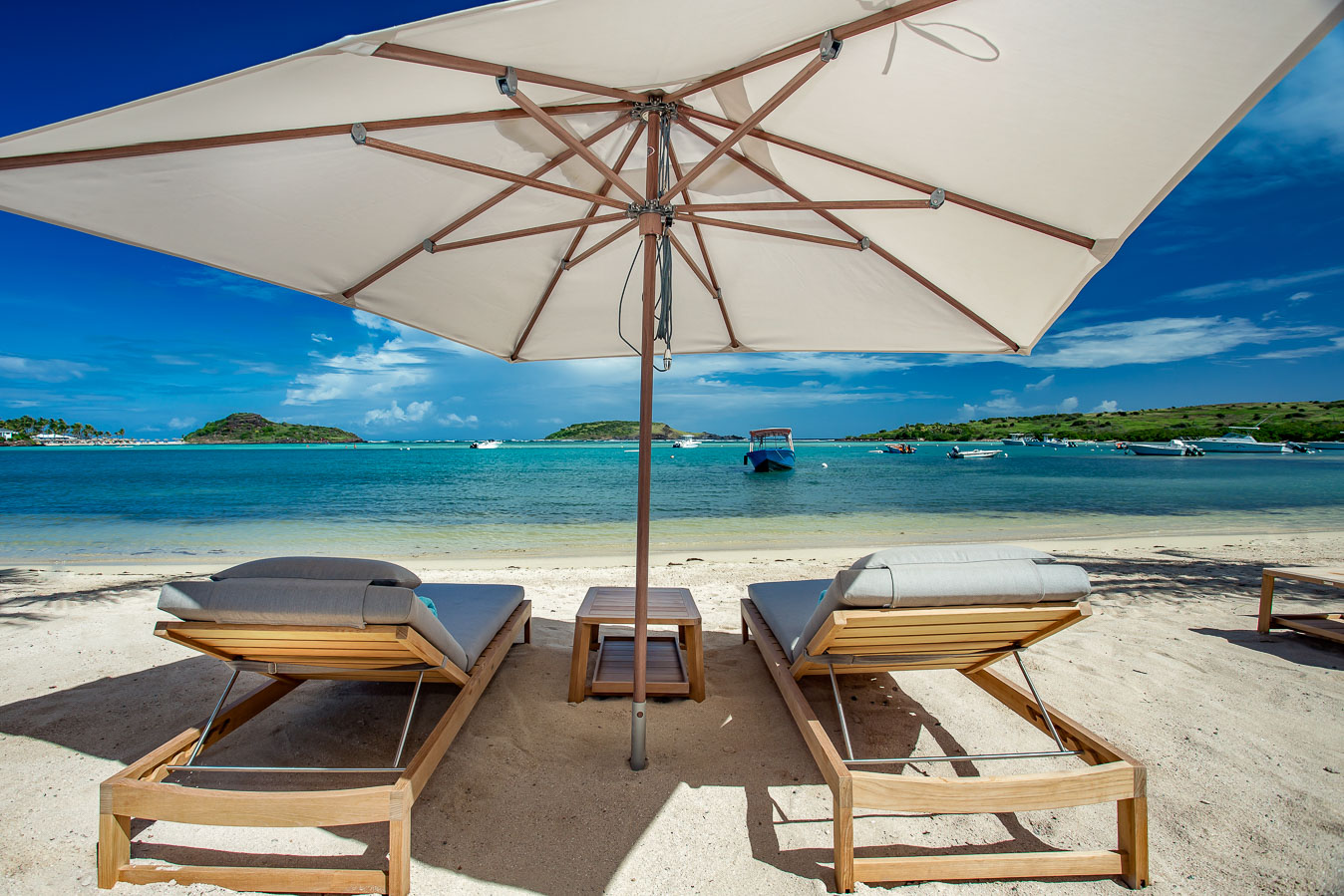 Le Barthélemy St Barth Uitzicht Strand Beachbed Strandstoel Parasol Zee