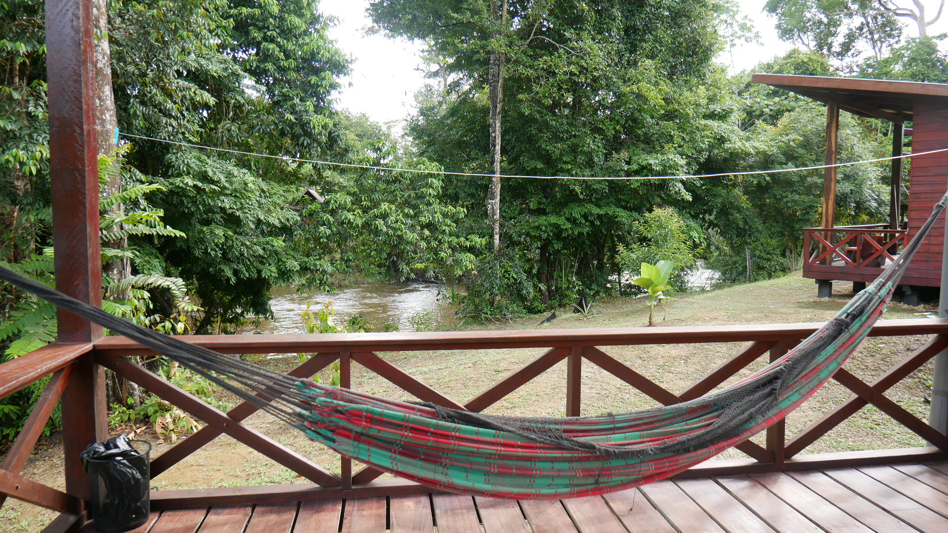 Knini Paati accommodatie Suriname, hangmat en uitzicht op rivier
