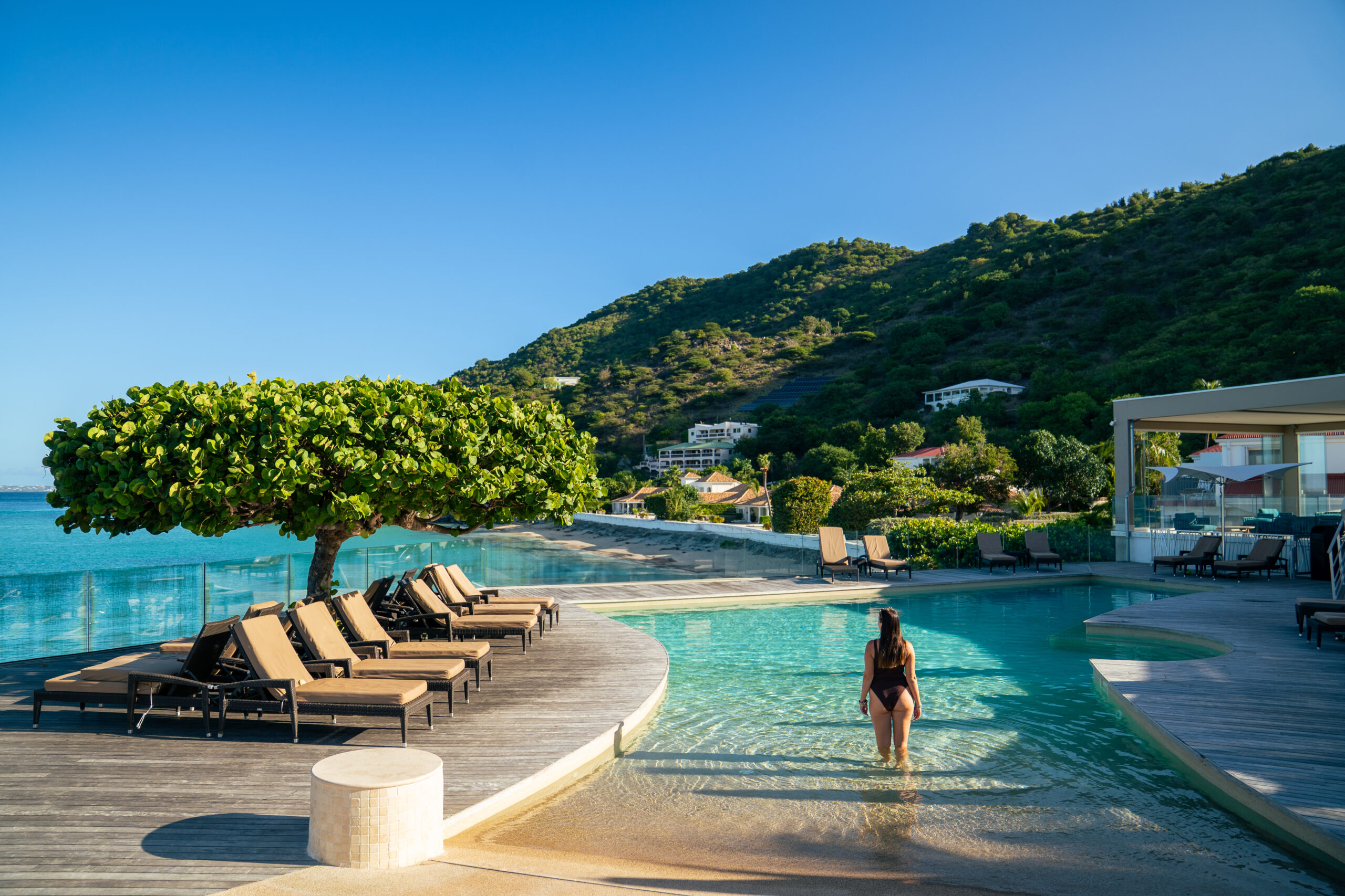 Grand Case Beach Club Sint Maarten Pooldeck. Zwembad met ligbedden