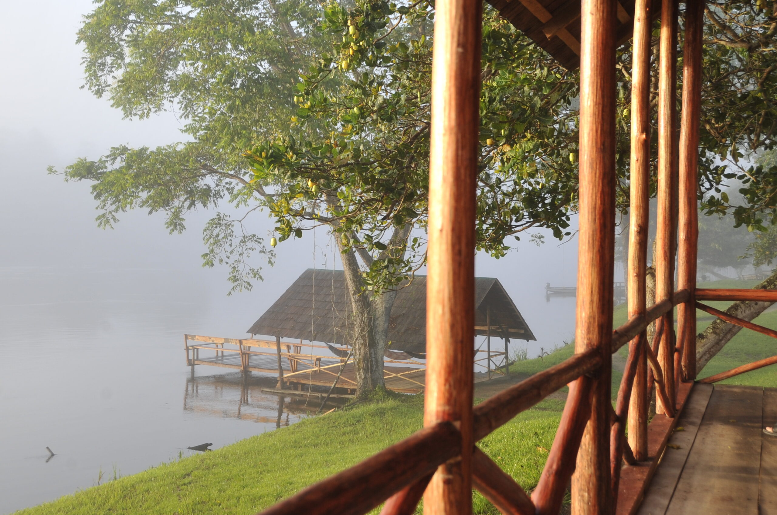 Palumeu, accommodatie Suriname, huisje aan rivier