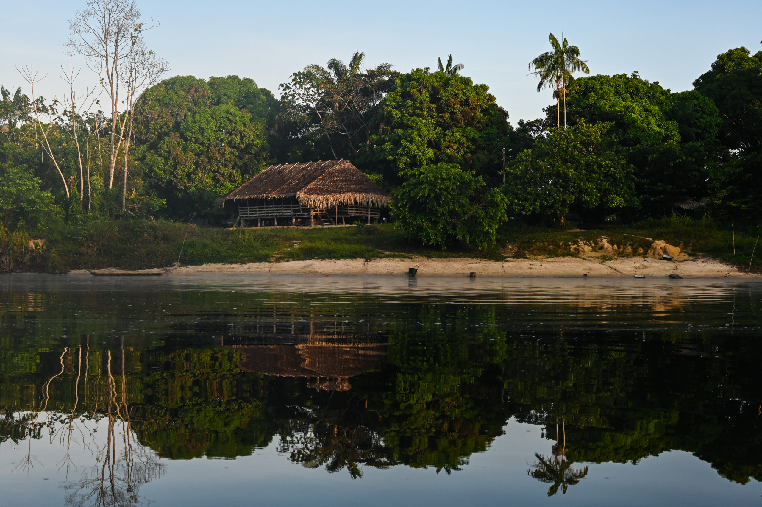Palumeu, accommodatie Suriname, rivier met woning