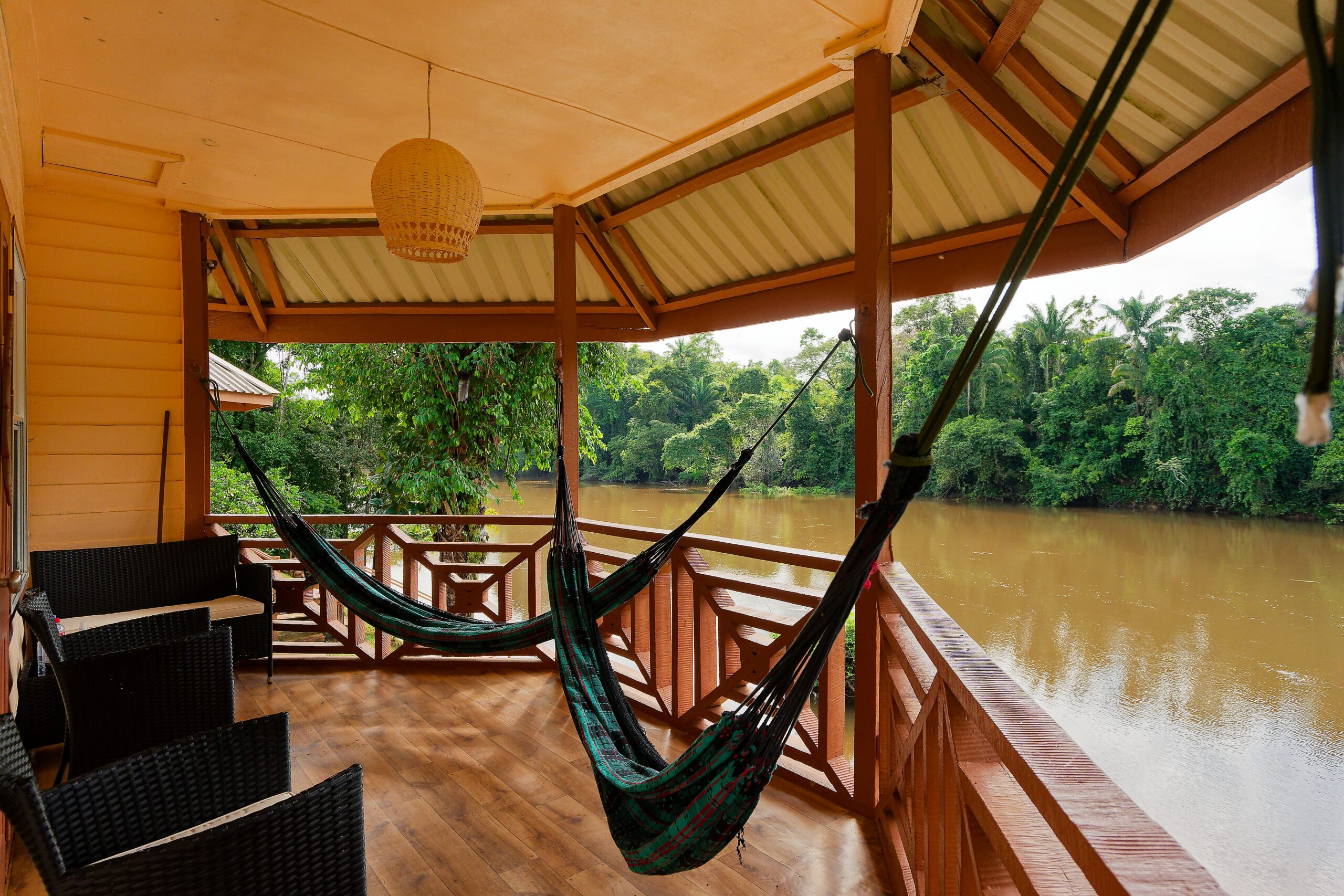 Kabalebo accommodatie Suriname, hangmat bij de rivier
