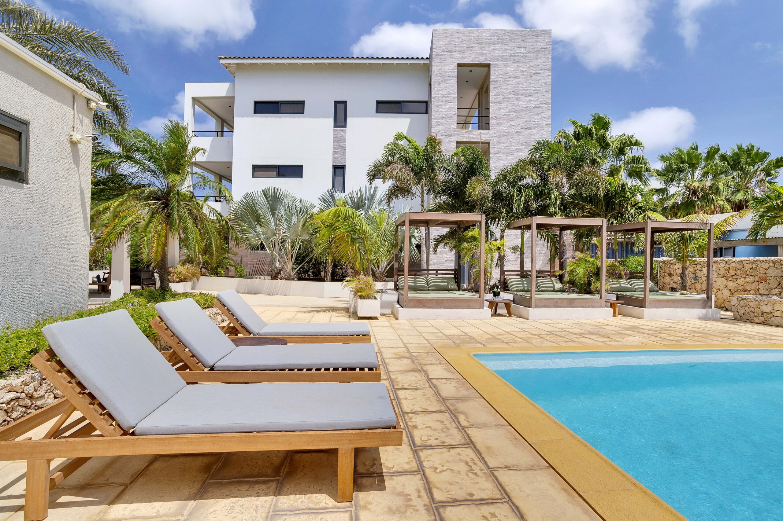 Senses Hotel Bonaire zwembad met ligbedden