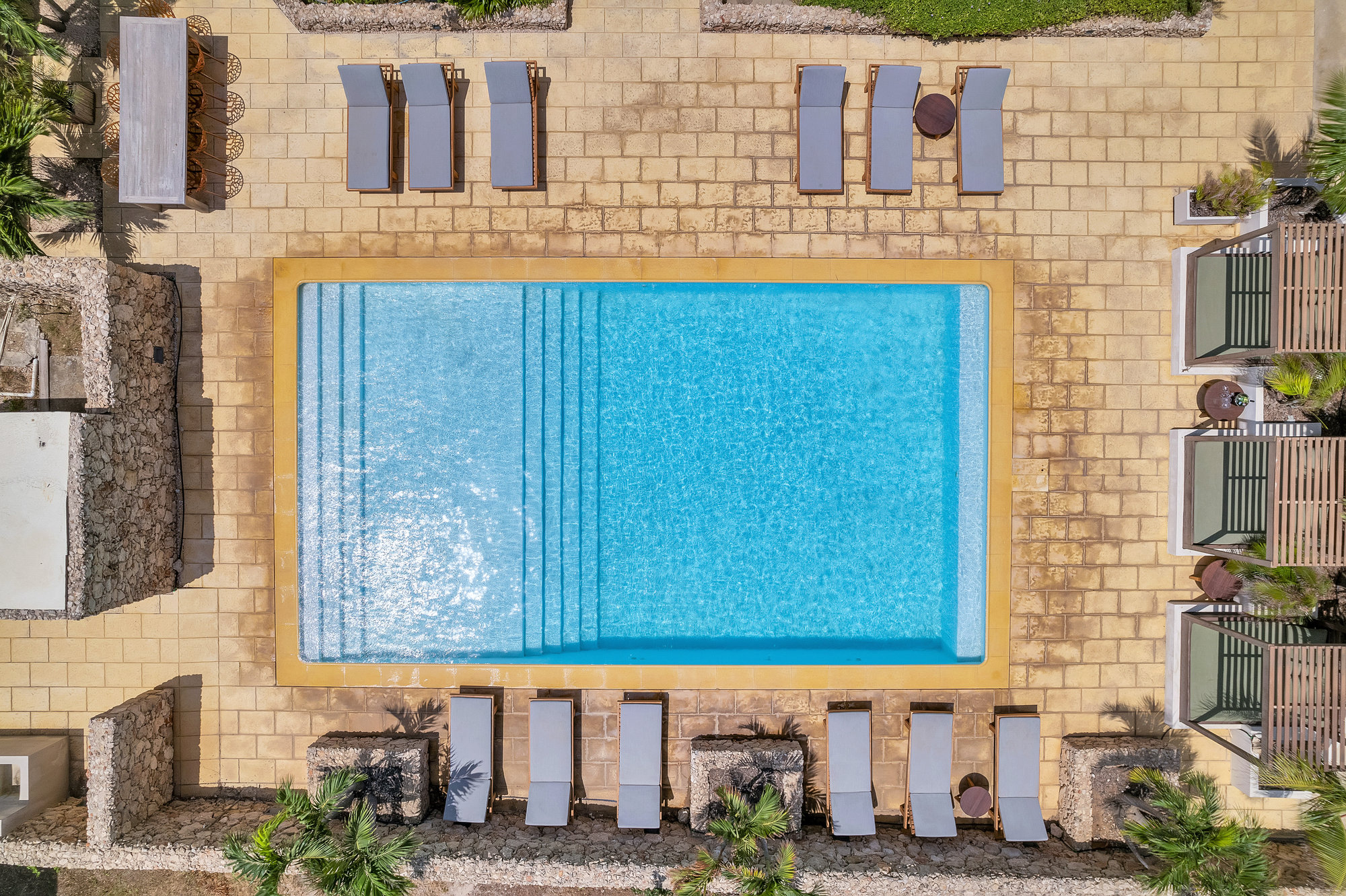 Senses Hotel Bonaire zwembad met ligbedden
