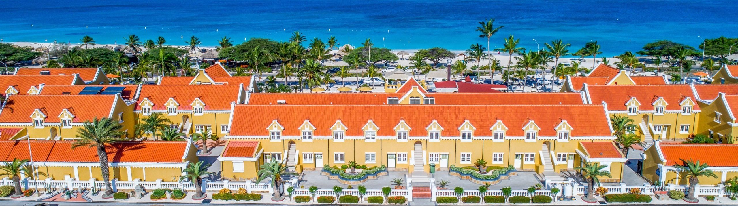 Amsterdam Manor Beach Resort, Aruba, accommodatie, zee en strand, zwembad met ligbedden