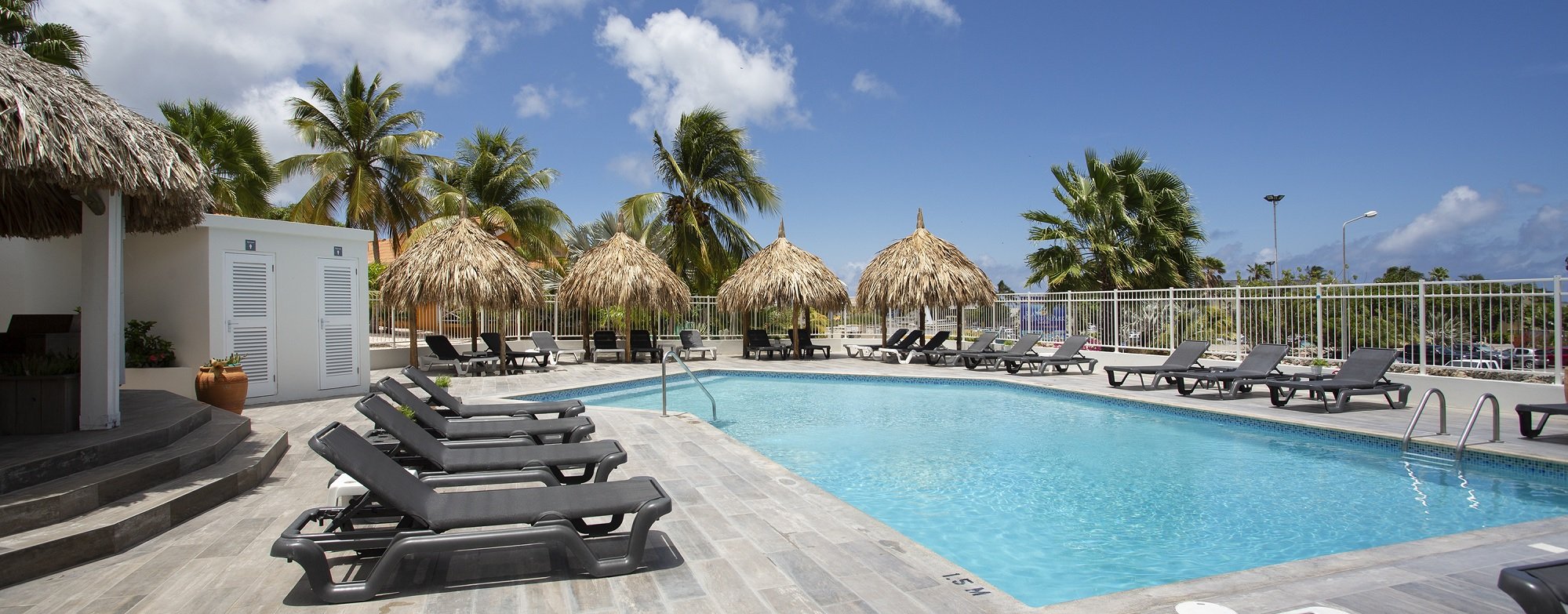 Bon Bini Seaside Resort, Mambo Beach, Curacao, accommodatie, zwembad met ligbedden