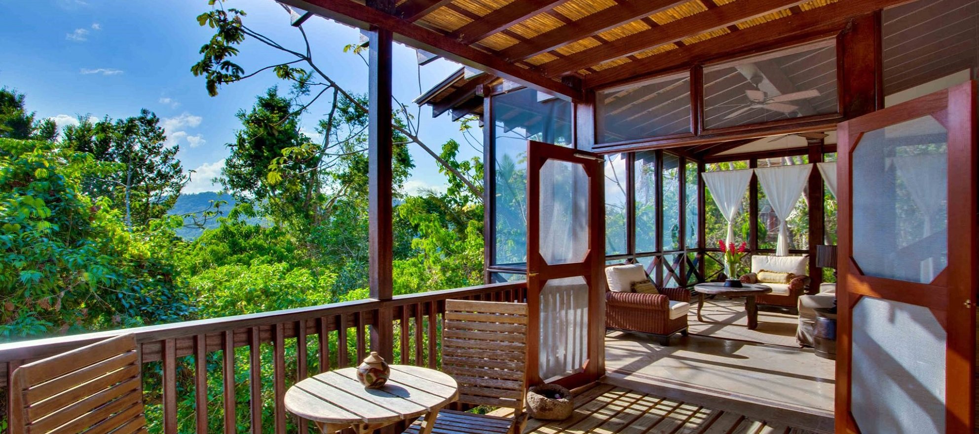 Caves Branch Jungle Lodge. Belize, accommodatie, terras met uitzicht op natuur