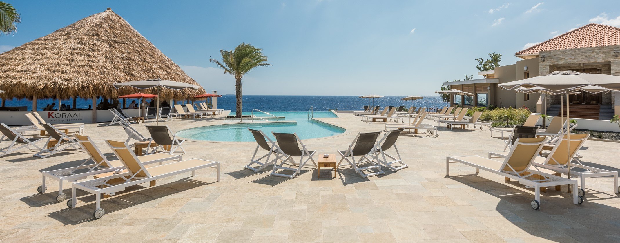 Coral Estate Luxury Resort, St. Willibrordus, Accommodatie, zwembad met ligbedden, uitzicht op zee
