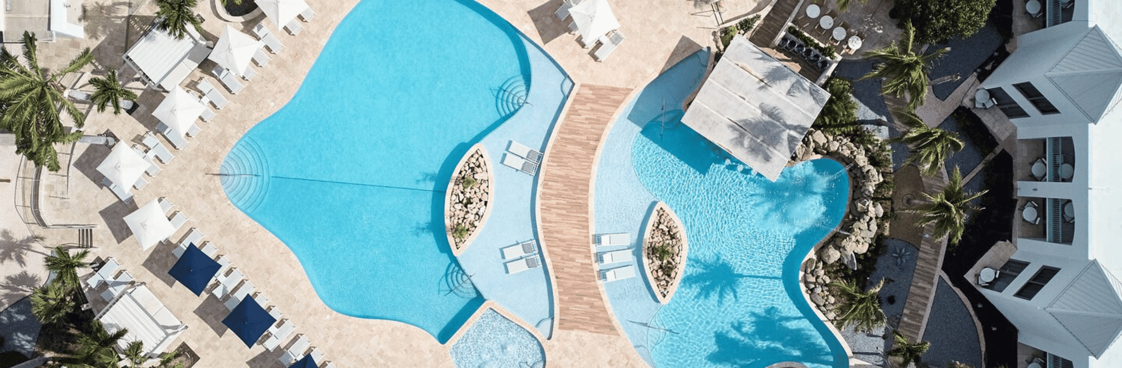 Courtyard by Marriott Aruba Resort. Accommodatie aan zee met strand, bar en terras bij zwembad