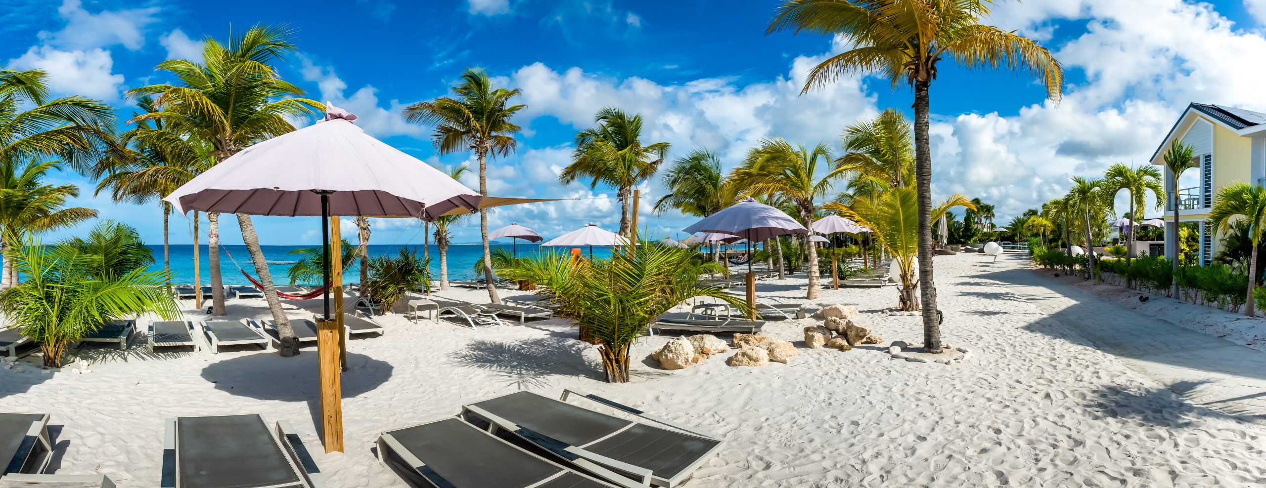 Delfins Beach Resort, Tapestry Collection by Hilton, Bonaire, Accommodatie, terras en strand