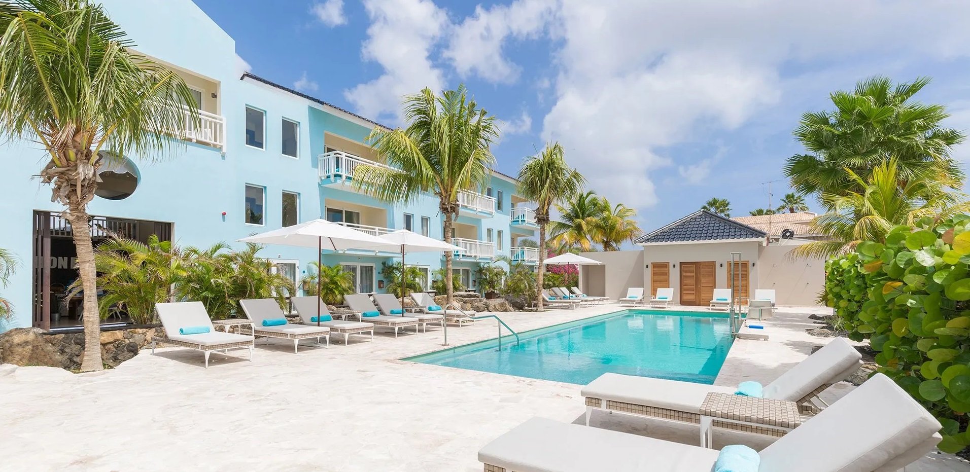 Dolphin Suites Hotel en Wellness, Mambo beach, ligbedden bij zwembad