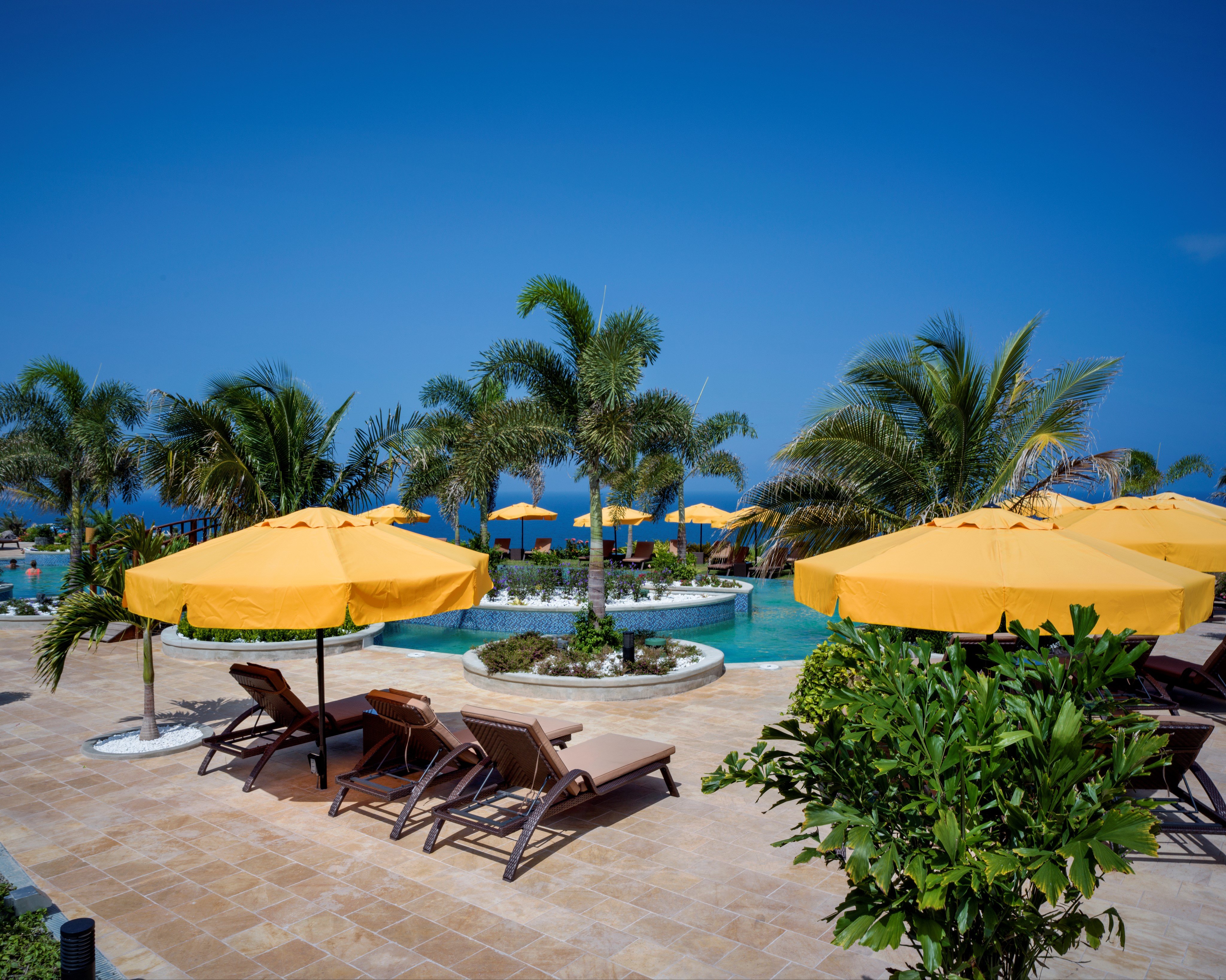 golden-rock-dive-nature-resort-Sint Eustatius-accommodatie-zwembad met ligbedden